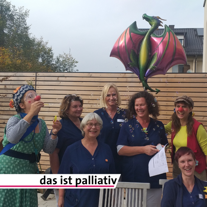Hospizmitarbeitende mit "Knusper & Keks"